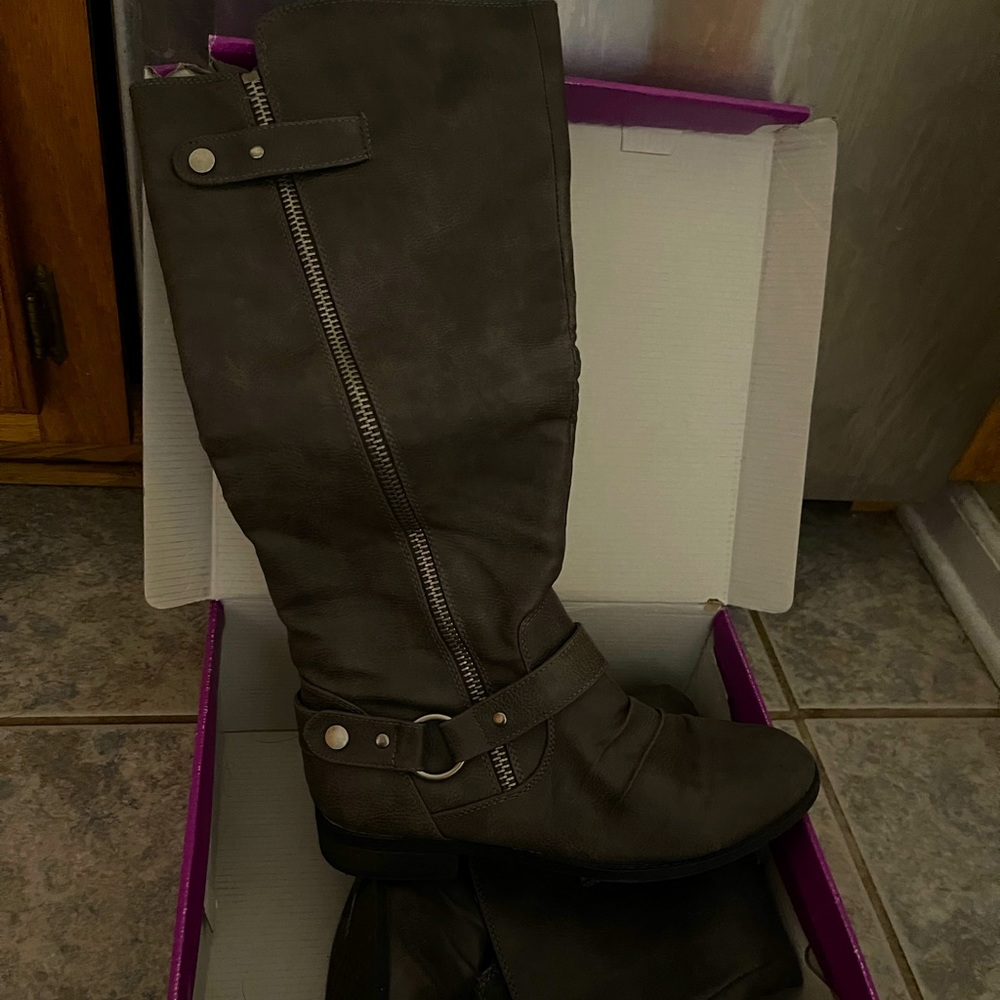 Like new, size 7.5 Rampage grey boots.
